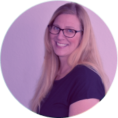 Sympathisches Porträt einer Designerin mit Brille und glatten blonden Haaren